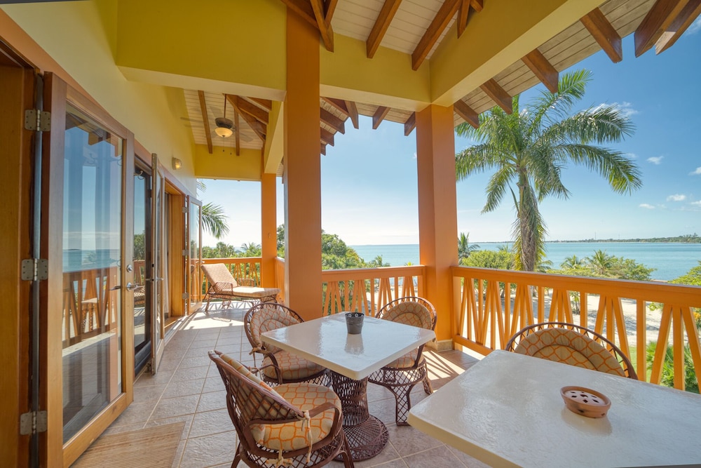 Comfort Penthouse, 3 Bedrooms, Partial Sea View