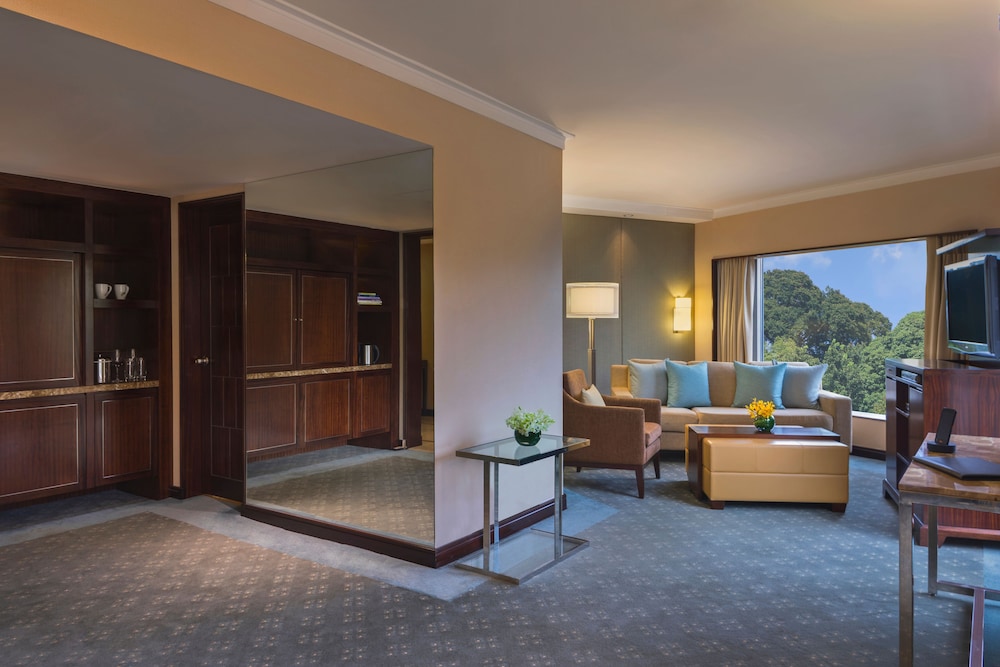 Suite, 1 King Bed thumbnail 6