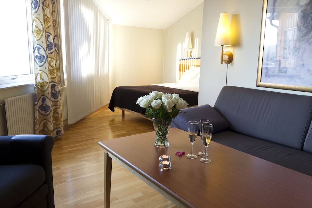 Standard Room, 1 King Bed, Non Smoking - Photo 1
