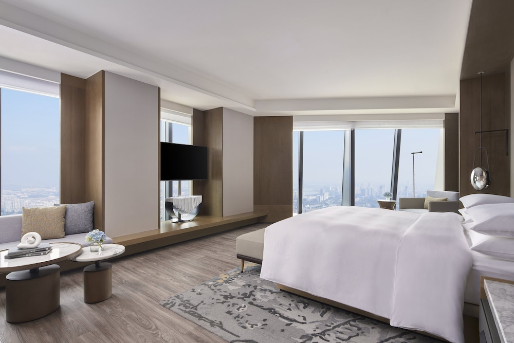Deluxe Room, 1 King Bed, Corner - Photo 3