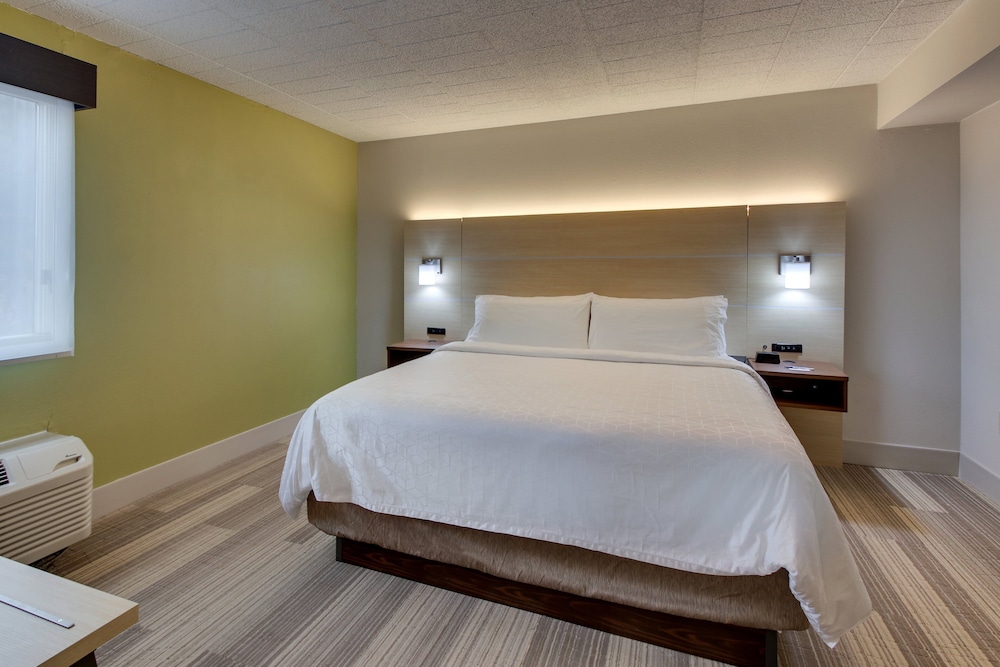 Suite, 1 King Bed, Accessible (Hearing) - Photo 9