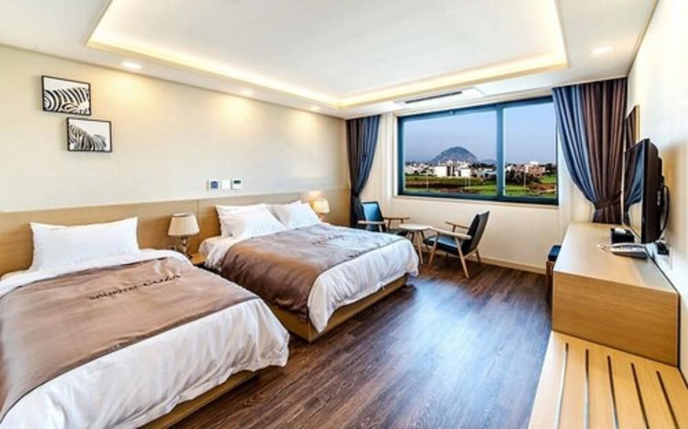 Deluxe Twin Room (1Double + 1Single) photo 2