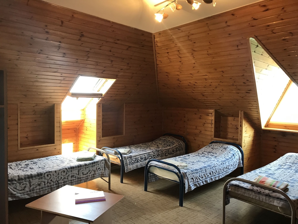 Economy Triple Room photo 2