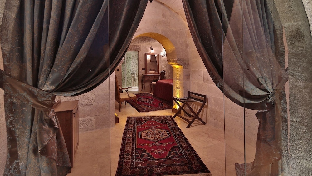 Arch Cave Suite
