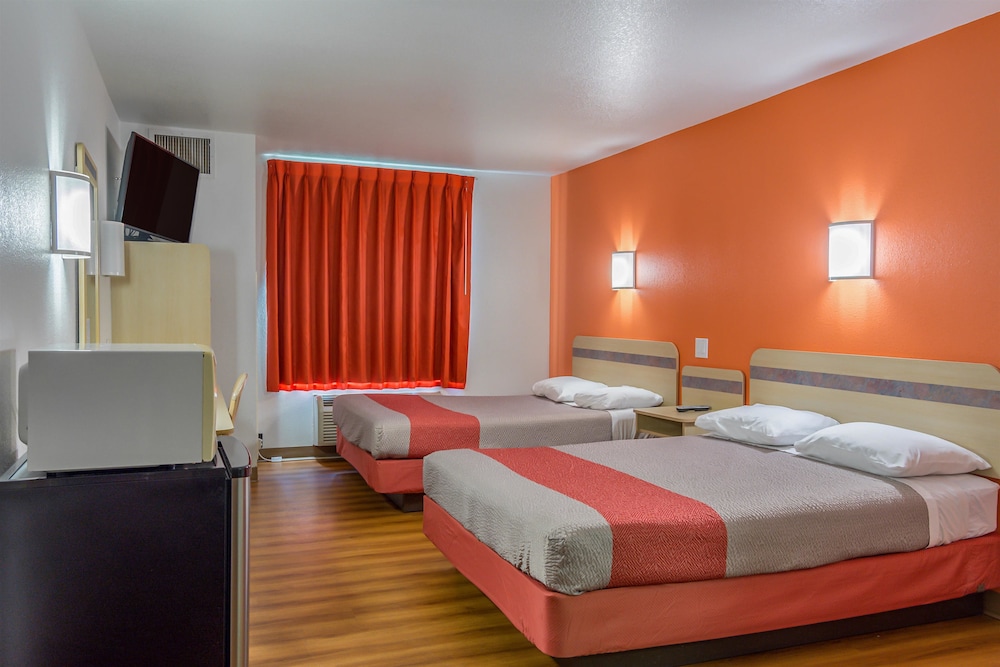 Deluxe Room, 2 Queen Beds, Non Smoking, Refrigerator & Microwave photo 2