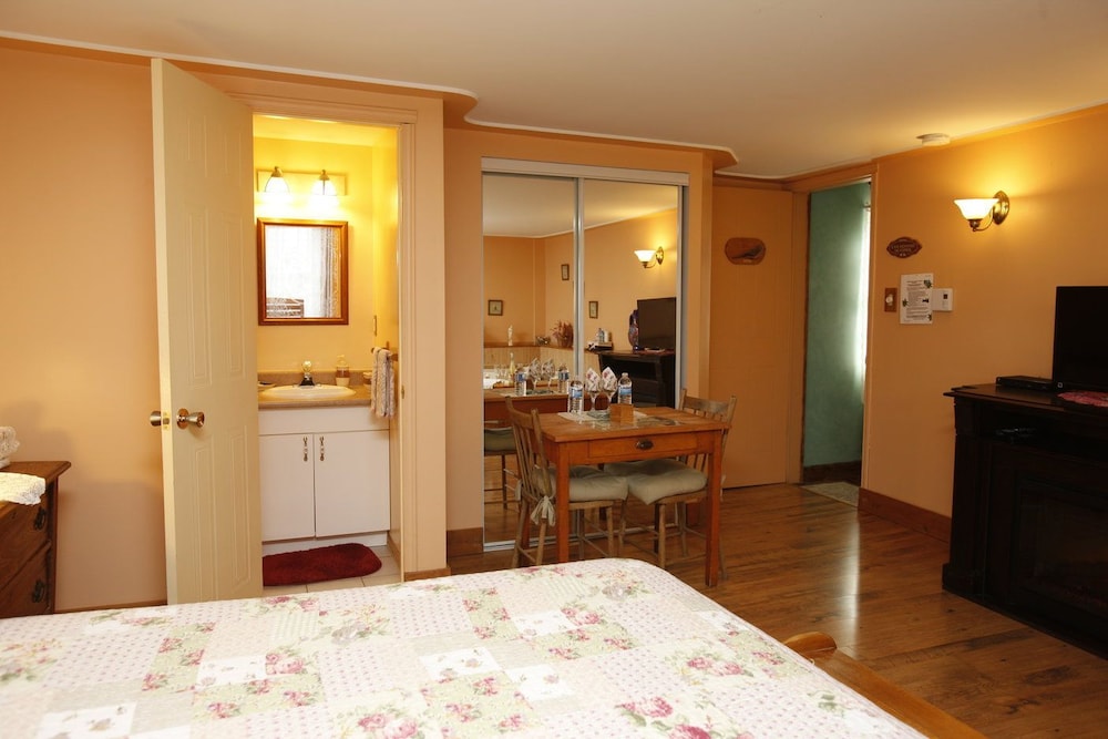 Superior Room, 1 Queen Bed, Jetted Tub photo 1