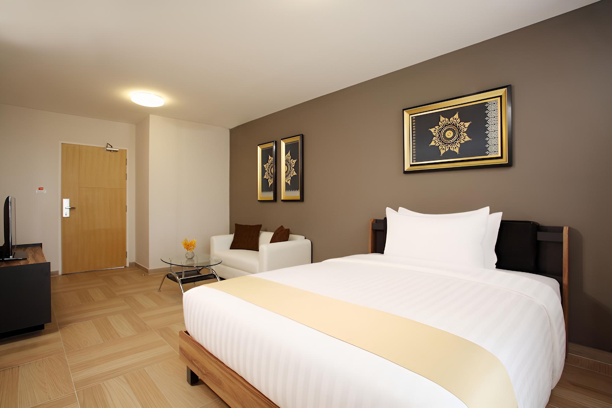 Deluxe Studio, 1 King Bed photo 1
