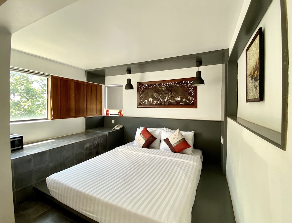 Grand Double Room, 1 King Bed, Pool View