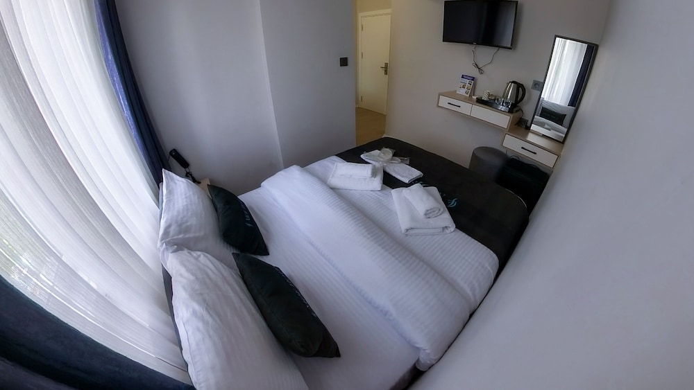 Deluxe Room - Photo 6