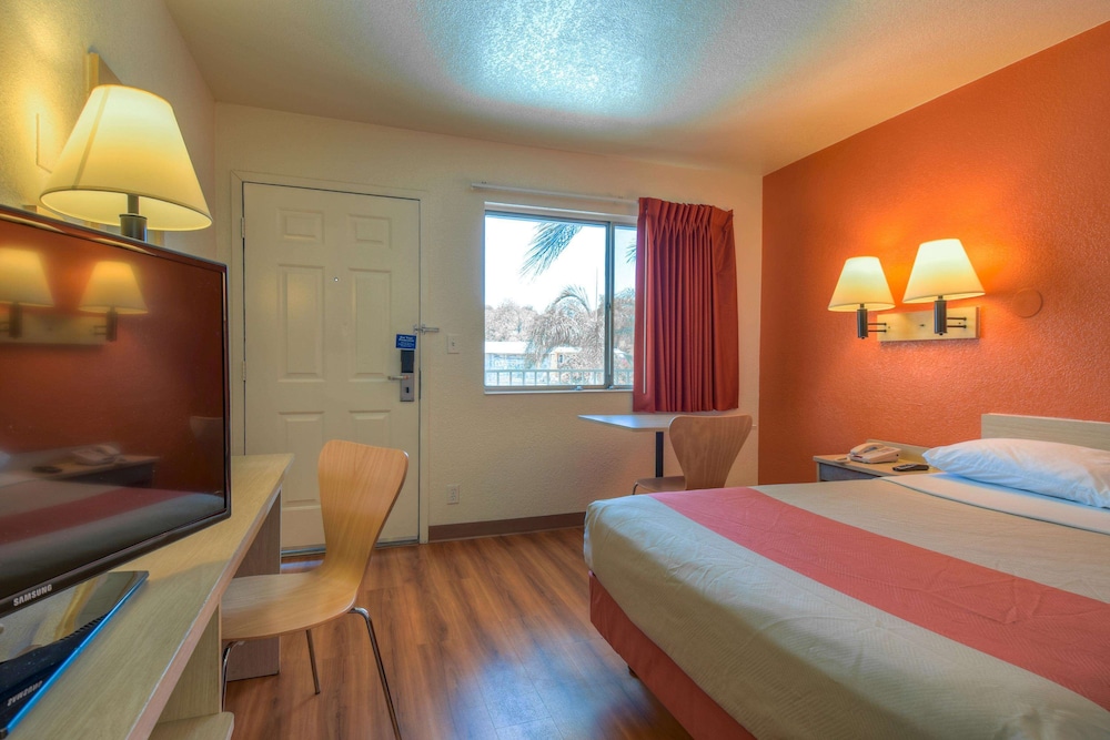Standard Room, 1 Double Bed, Accessible, Non Smoking photo 1