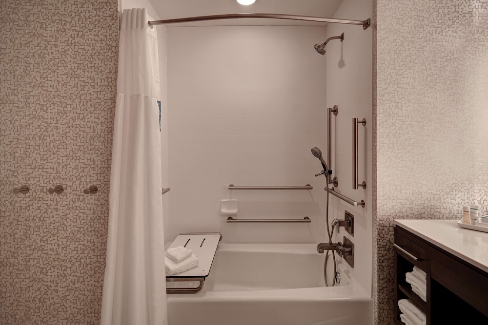Suite, 1 Queen Bed, Accessible, Bathtub - Photo 3