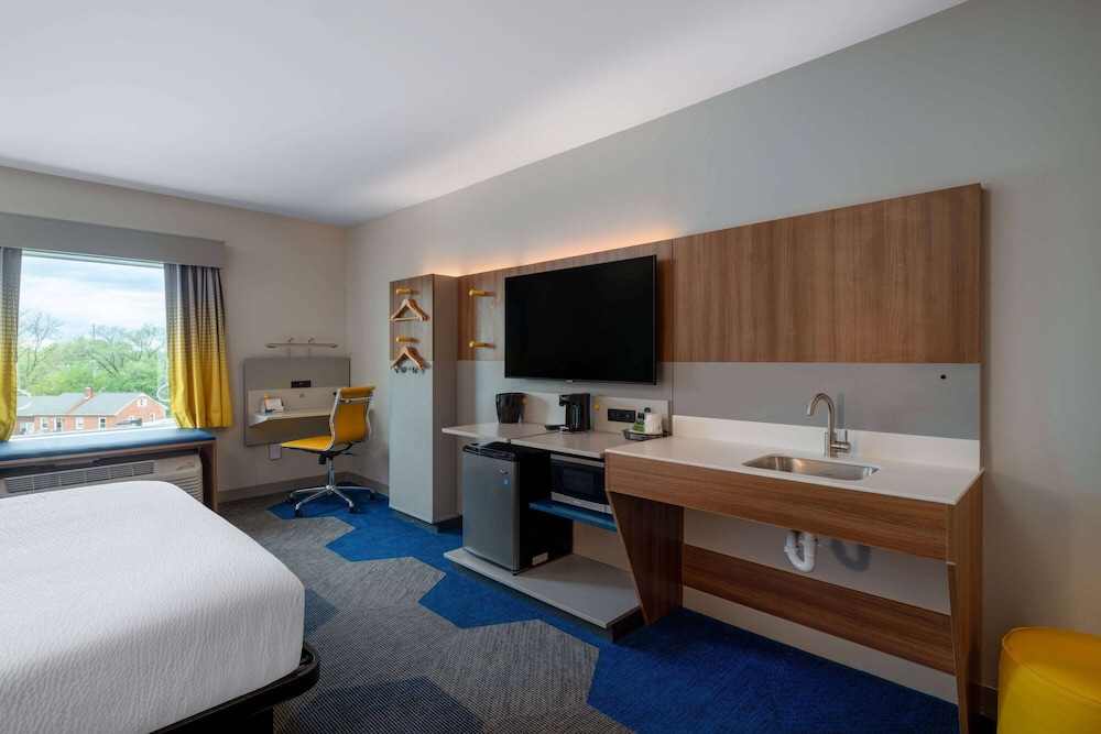 Suite, 1 King Bed, Accessible, Non Smoking - Photo 4