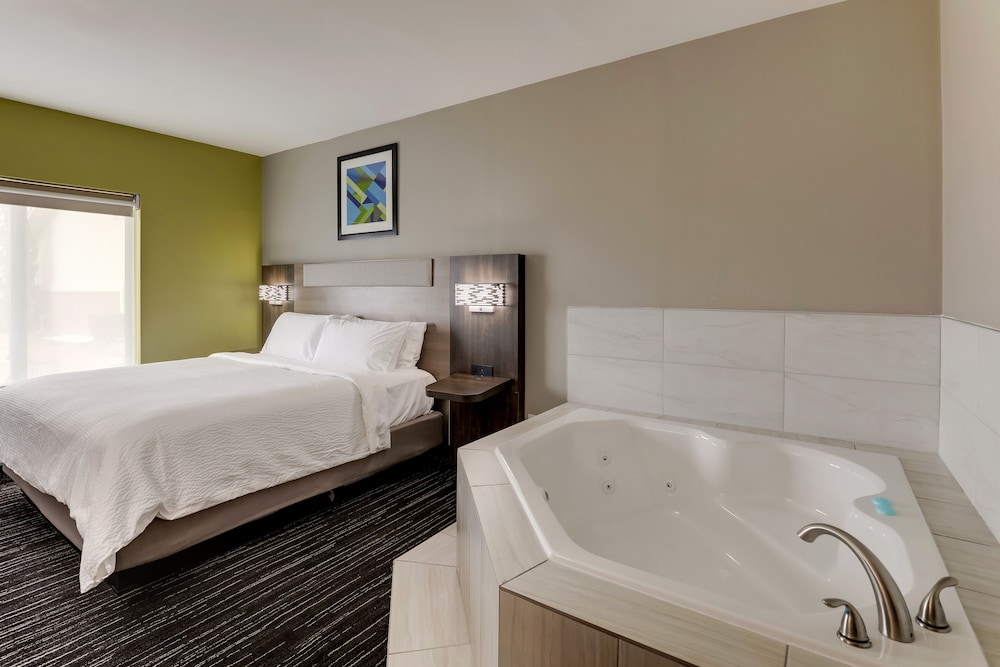 Standard Room, 1 King Bed, Jetted Tub - Photo 2