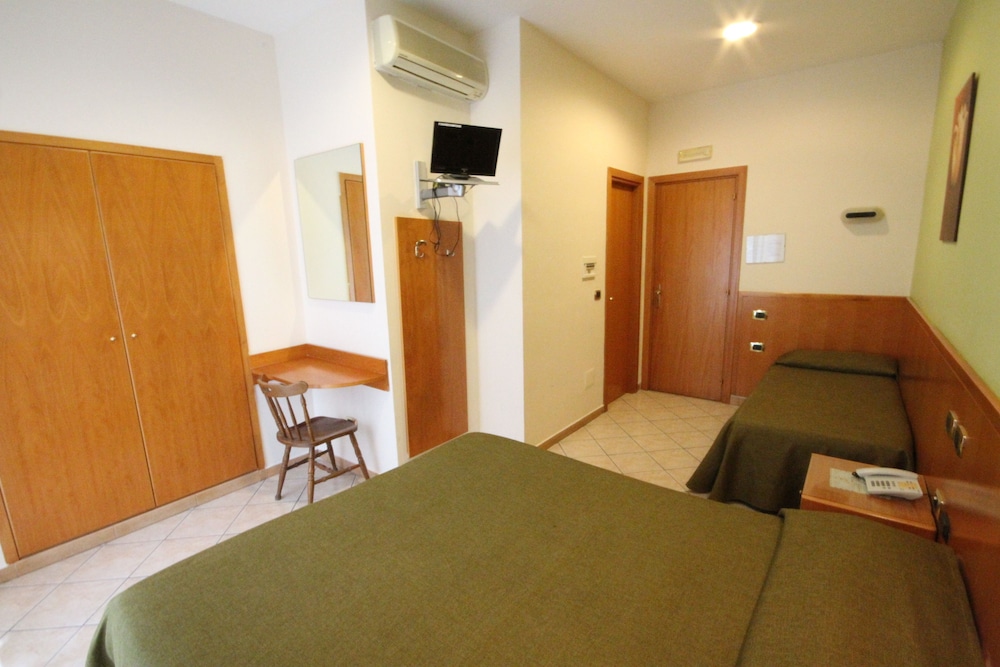 Standard Triple Room - Photo 2