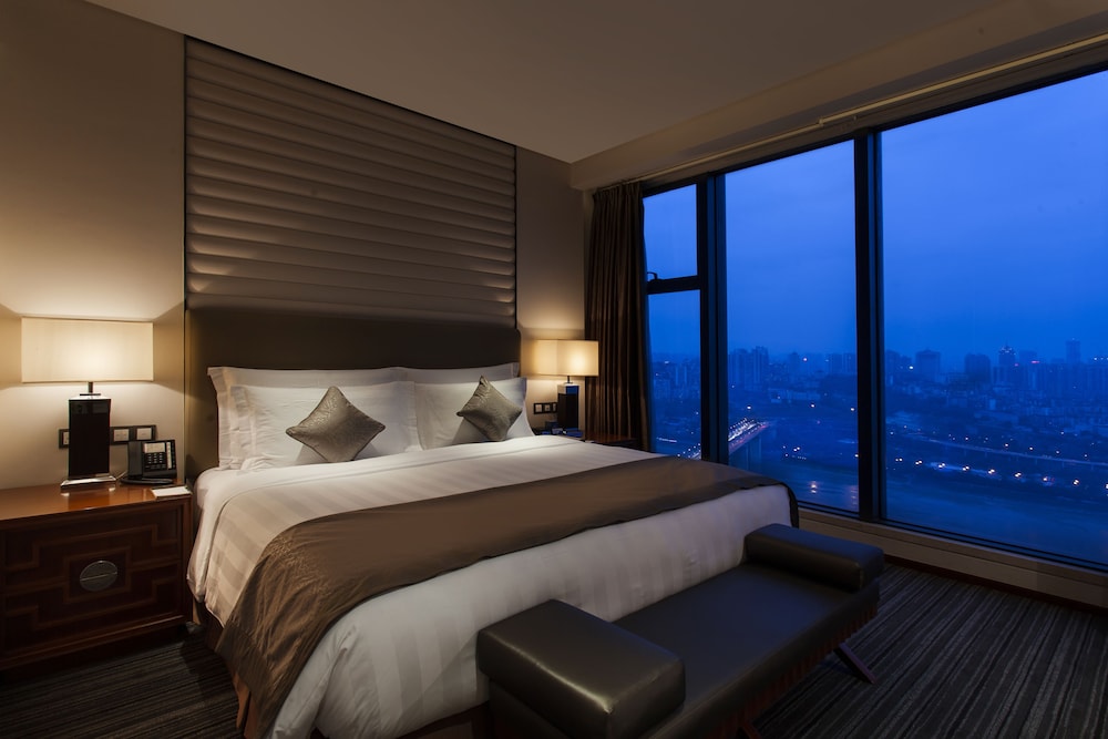 Executive Suite - Photo 4