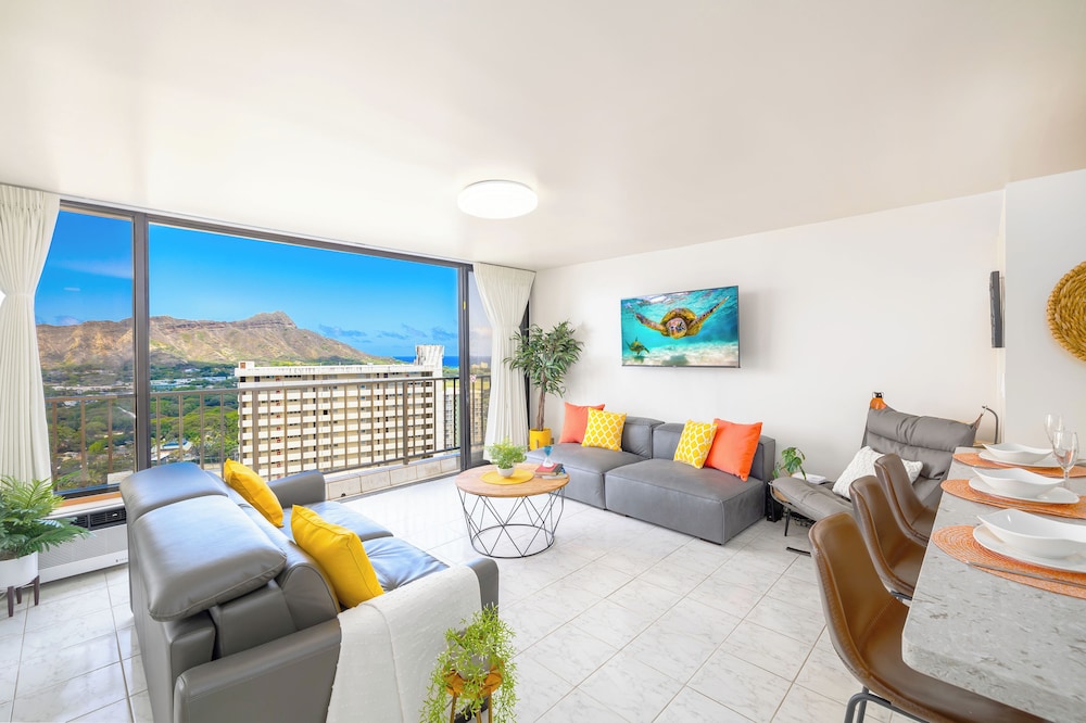 Diamond Head and Ocean views with King Bed and Parking: view from hotel room photo