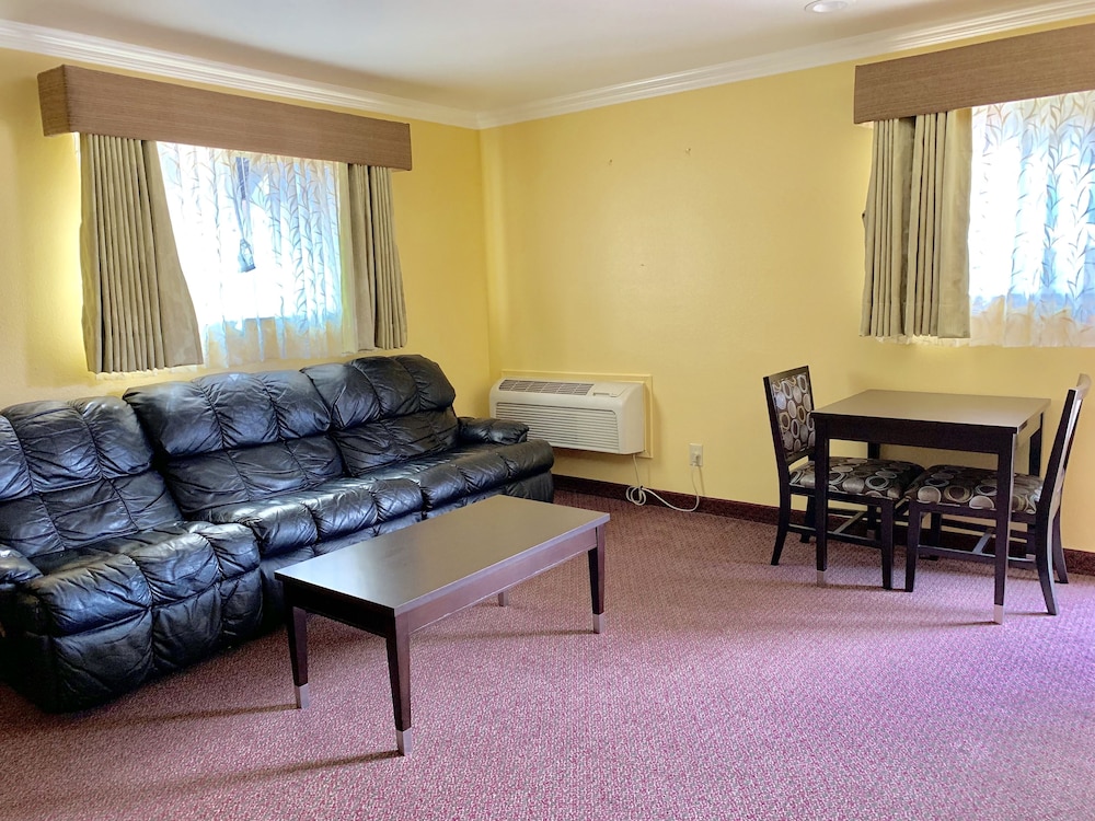 Design Suite, 2 Queen Beds photo 1