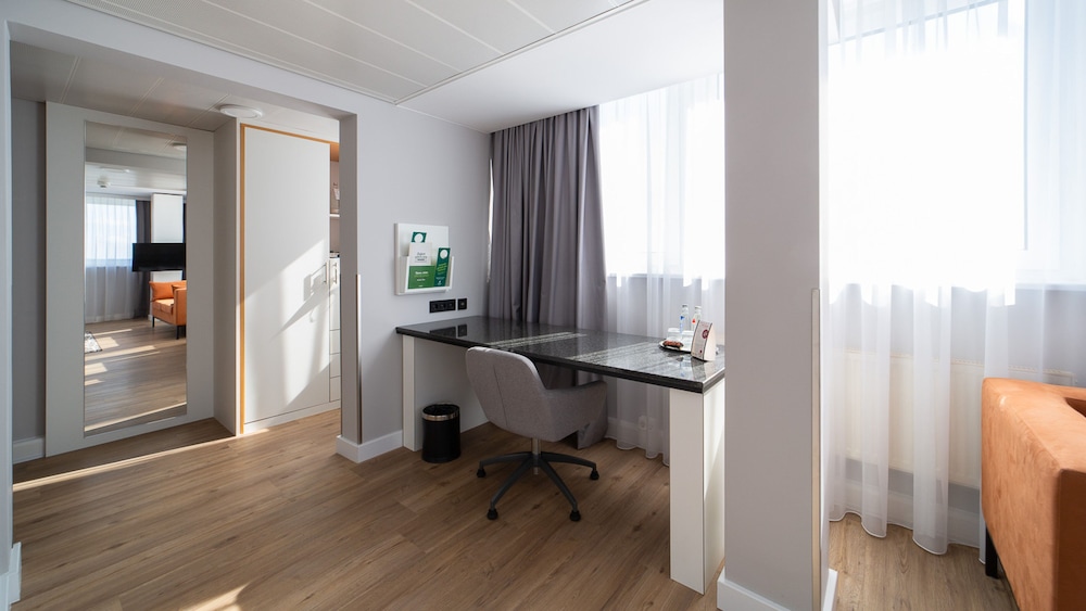 Suite, 1 King Bed thumbnail 6