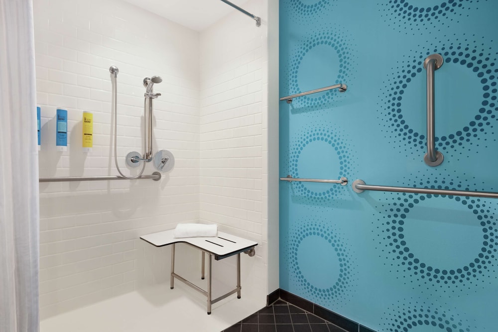 Room, 2 Queen Beds, Accessible (Roll-In Shower) - Photo 3