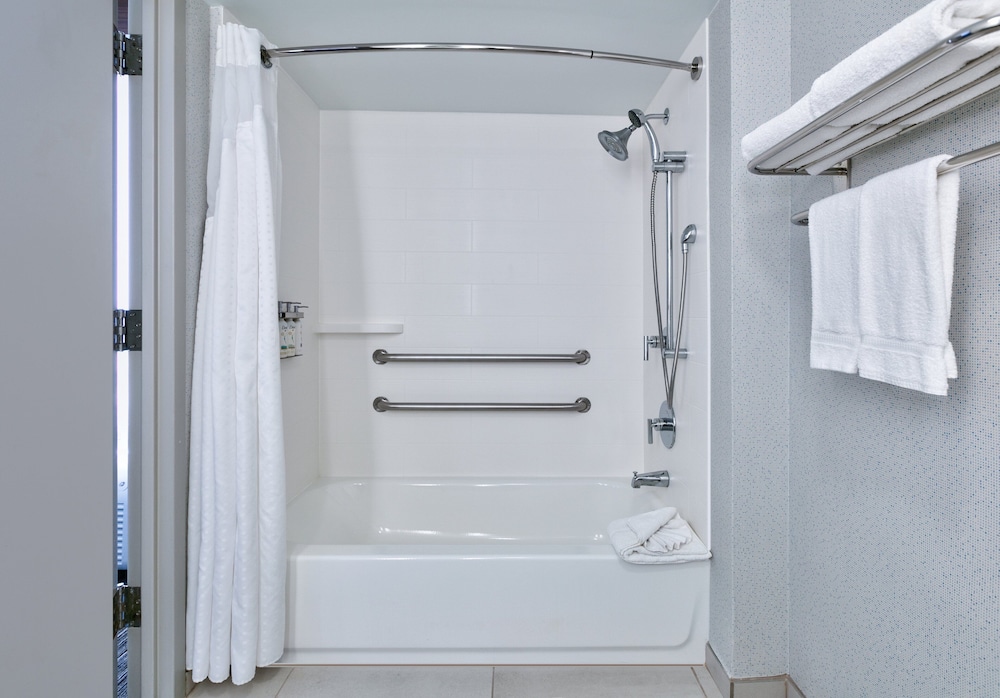 Standard Room, 1 King Bed, Accessible Bathtub - Photo 3