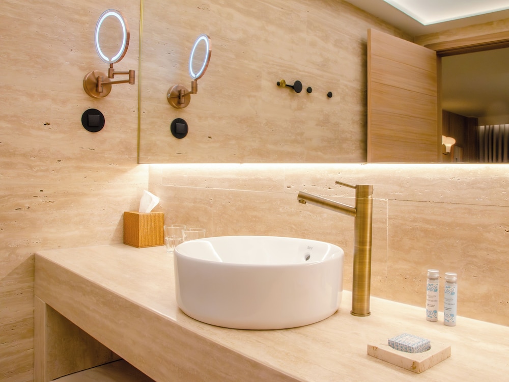 Contemporary Deluxe Room - Photo 9