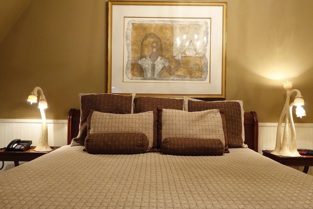 Suite, 1 King Bed - Morgan Llewellyn Suite - 3rd Floor No Elevator