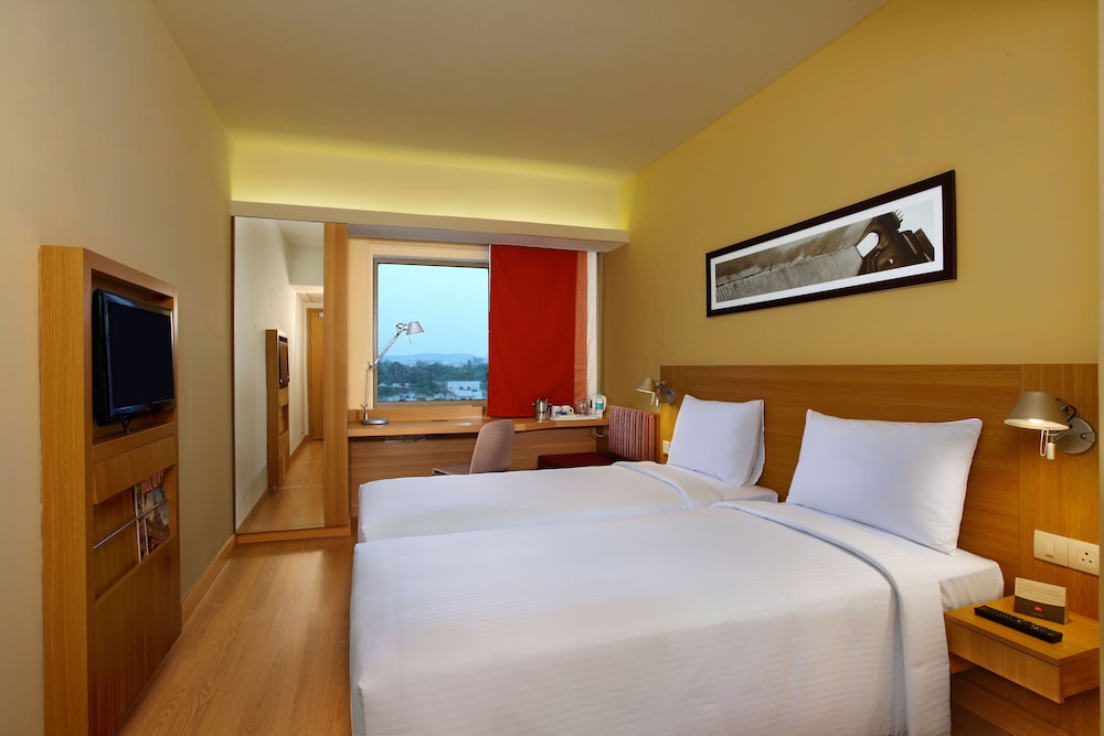 Standard Room, 1 Queen Bed - Photo 7