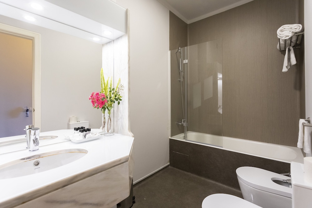 Superior Double or Twin Room (Ria view) thumbnail 5