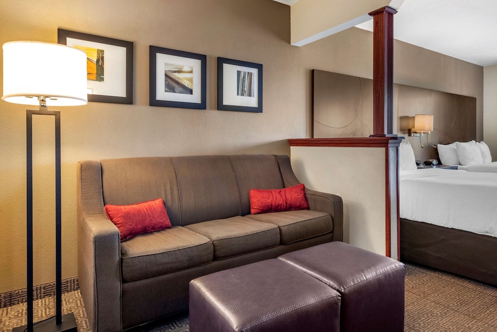 Suite, Multiple Beds, Non Smoking - Photo 3
