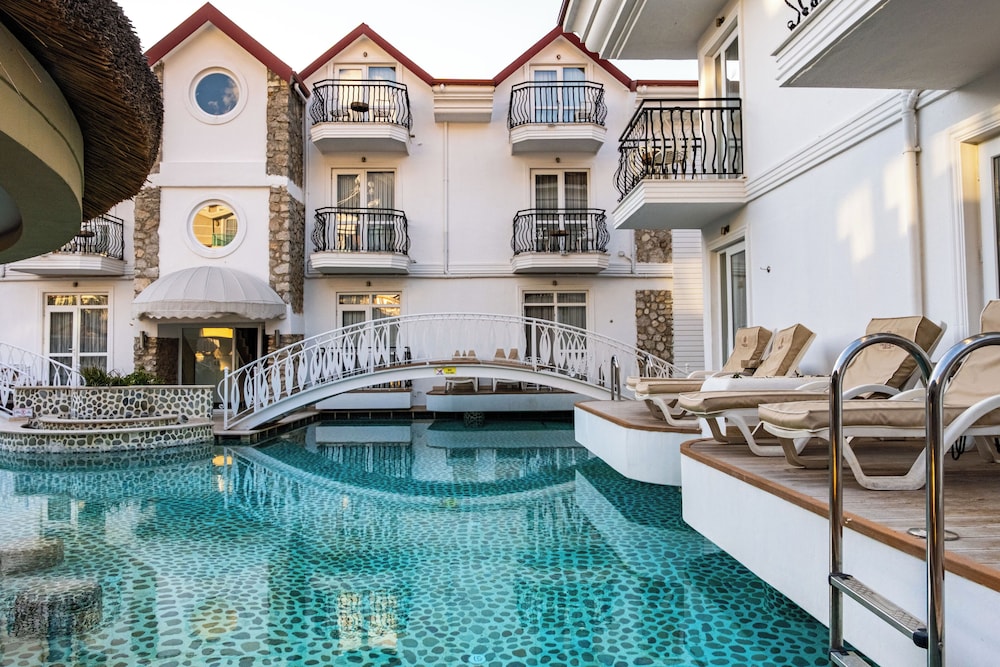 Deluxe Double or Twin Swim-Up Room