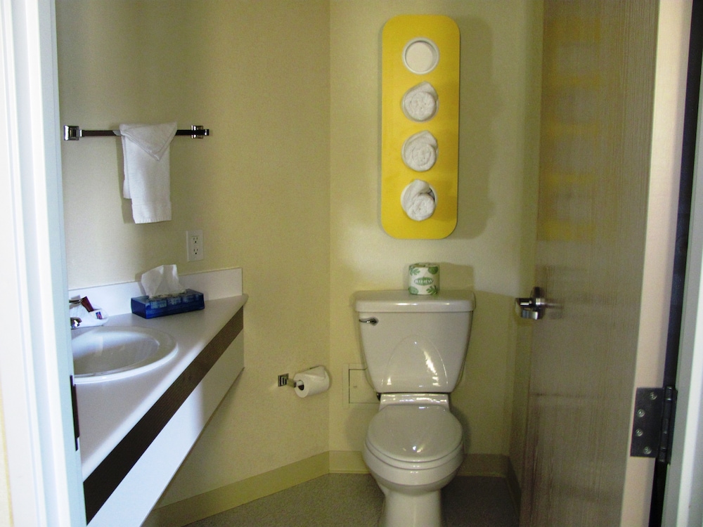 Standard Room, 2 Double Beds, Non Smoking - Photo 6