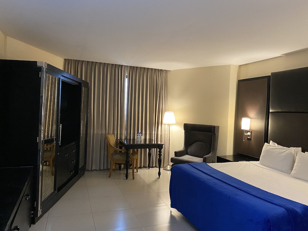 Luxury King Room - Photo 7
