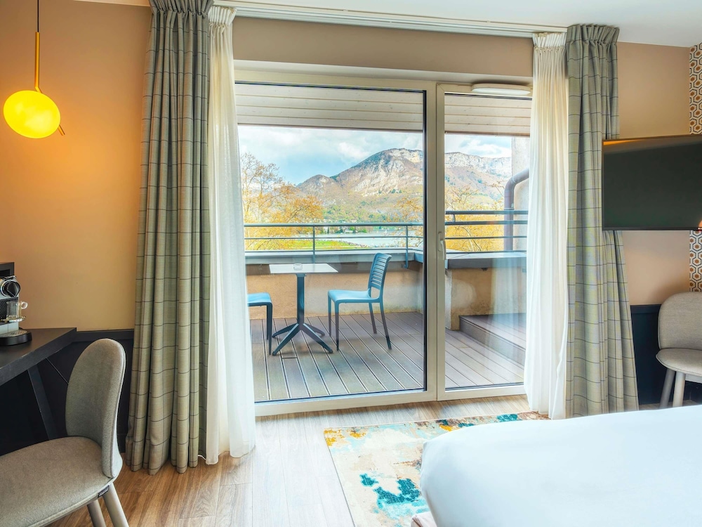 Deluxe Room, 1 Double Bed, Terrace (Lake side) thumbnail 6