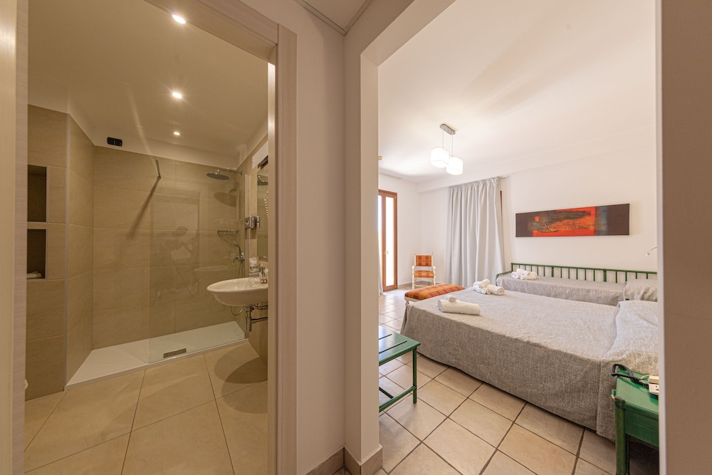 Superior Triple Room, Balcony, Garden View photo 2