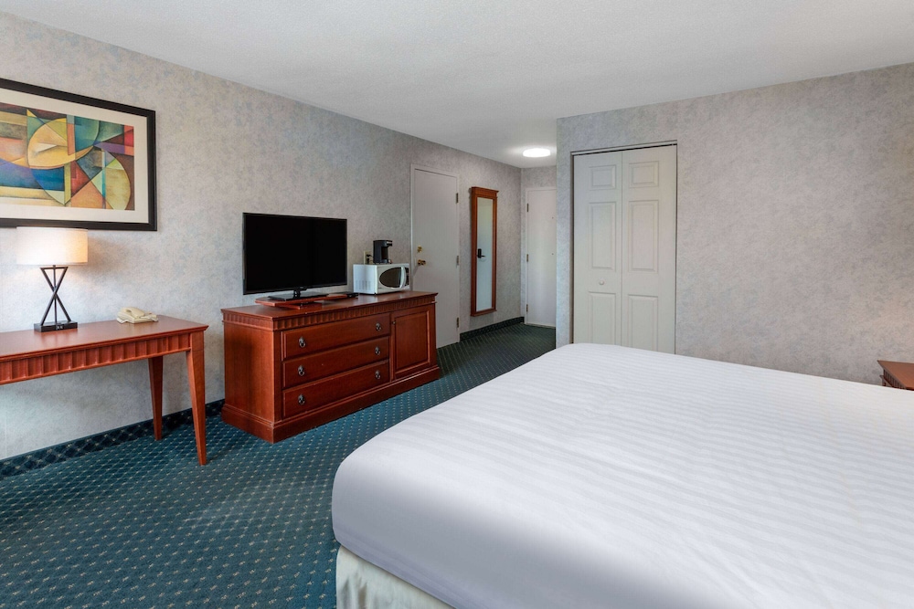 Premium Room, 1 King Bed, Accessible, Non Smoking (Mobility, Tub w/Grab Bars) - Photo 2