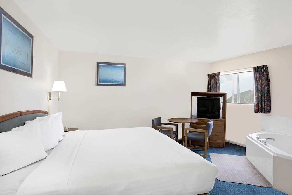 Room, 1 King Bed, Non Smoking, Hot Tub - Photo 1