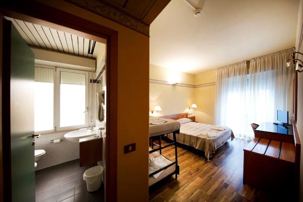 Quadruple Room - Photo 3