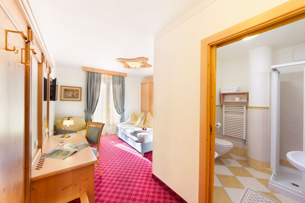 Panoramic Quadruple Room, Lake View