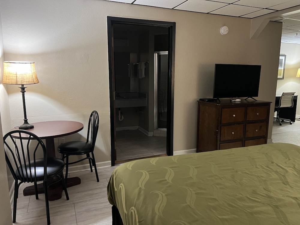 Deluxe Room, 1 King Bed, Smoking photo 2