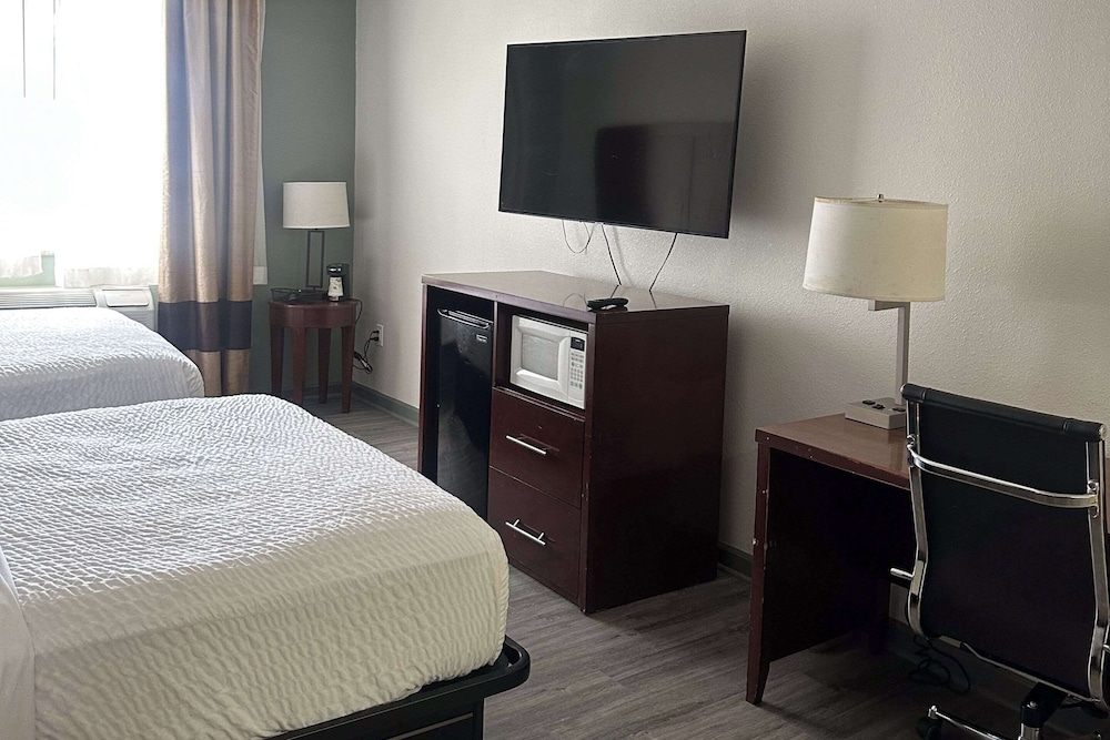 Room, 2 Queen Beds, Non Smoking - Photo 10