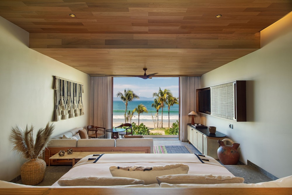 W Suite Oceanfront King with Rooftop and Plunge Pool