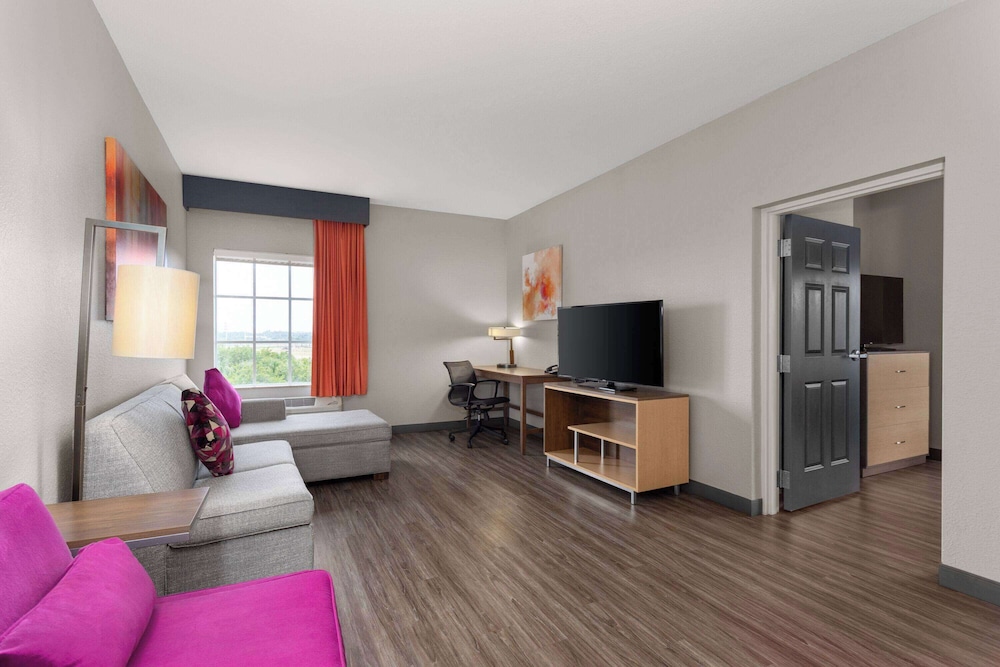Deluxe Room, 1 King Bed, Non Smoking - Photo 1