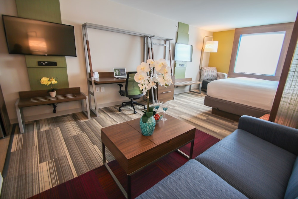 Suite, 1 King Bed, Accessible, Pool View (Communications, Roll In Shower) photo 3