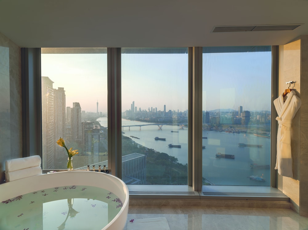 Junior Suite, 1 King Bed (Pearl River View)