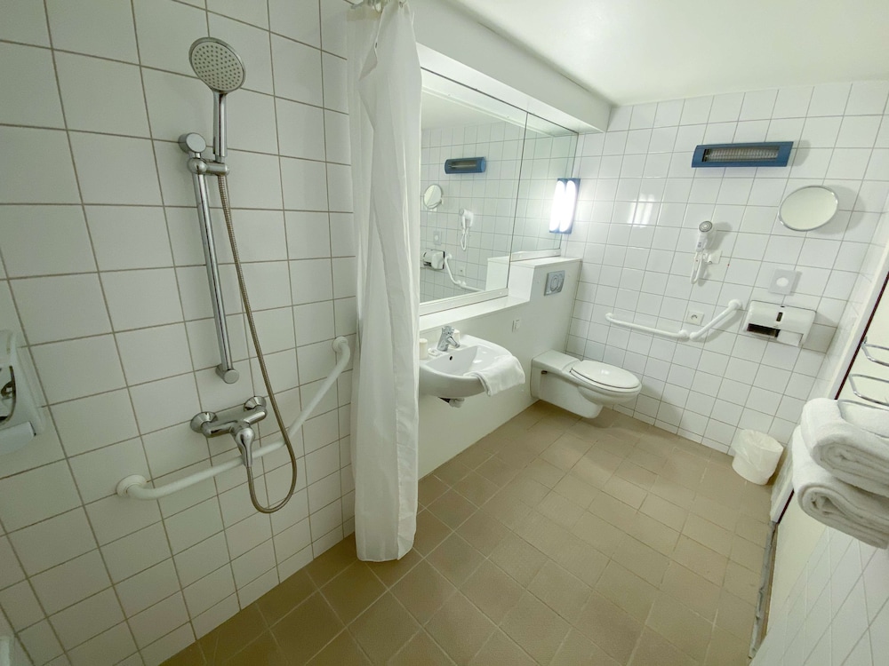 Standard Room, Multiple Beds (with double bed & extra bed) - Photo 7
