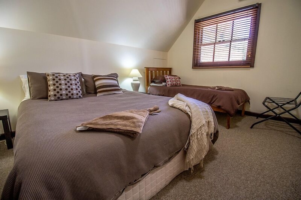 Basic Triple Room, Shared Bathroom (Gold Ingot Room) photo 3