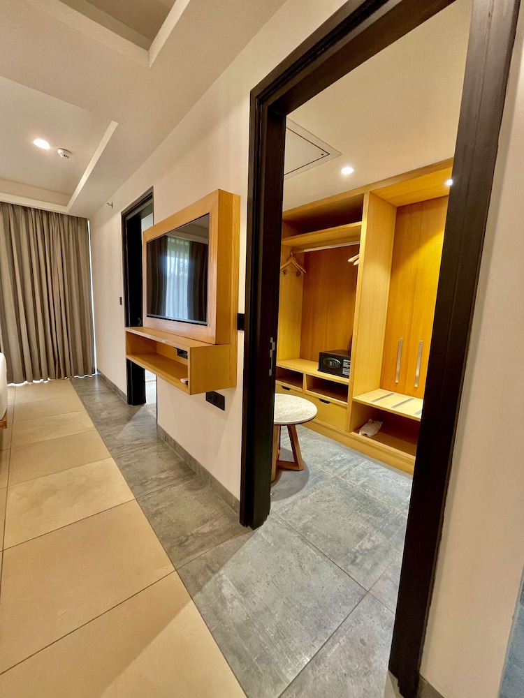 Premium Room, 1 King Bed, Non Smoking - Photo 3