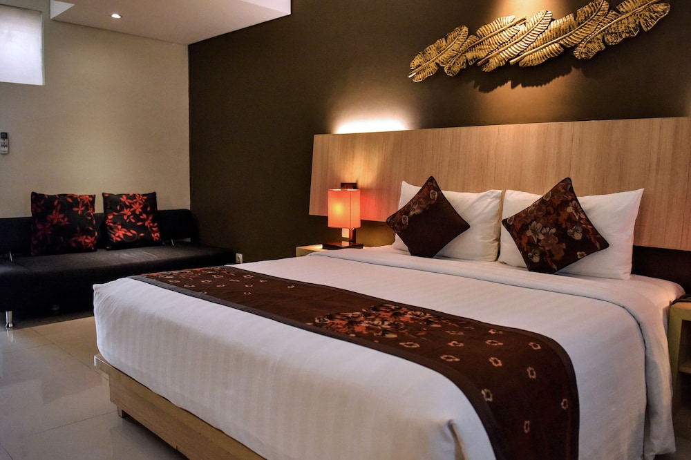 Family Room, 1 King Bed, Non Smoking, City View