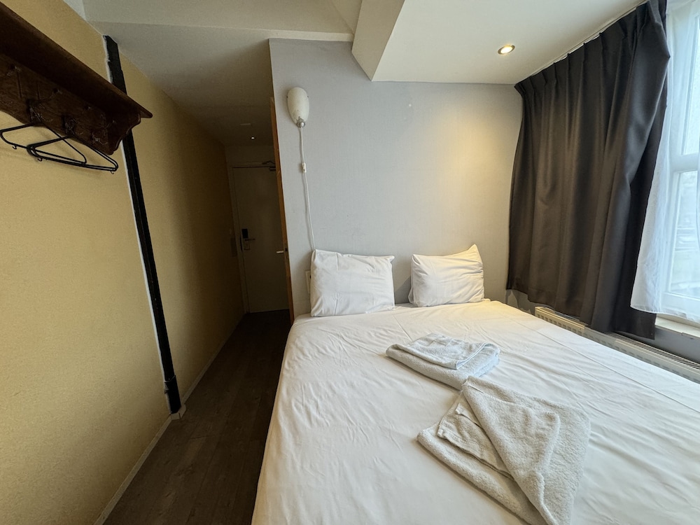Small double attic room photo 2