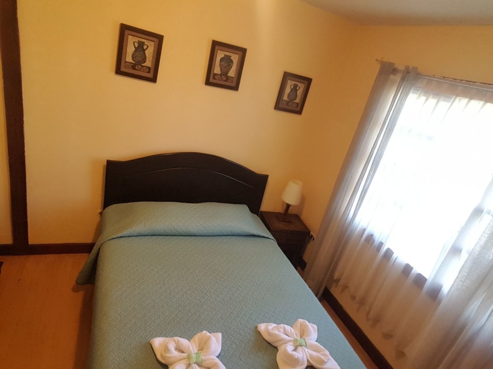 Basic Double Room, 1 Queen Bed, Shared Bathroom photo 3
